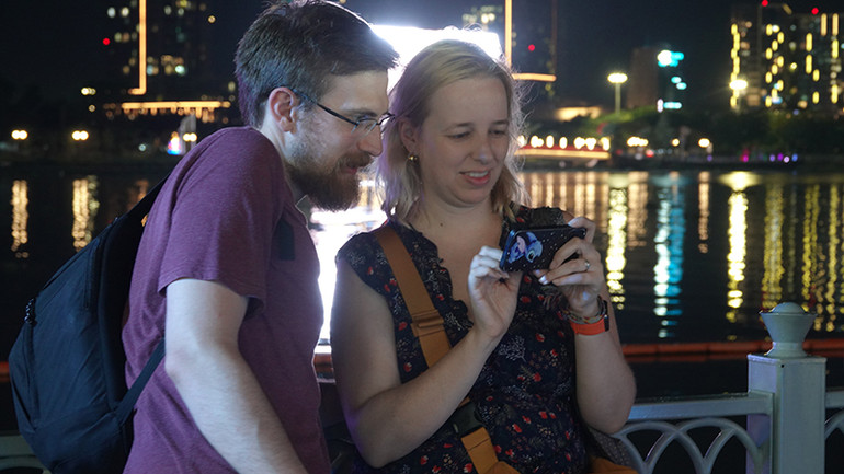 Du khách nước ngoài ghi lại những khoảnh khắc độc đáo tại khu vực trò chơi dân gian ở Công viên Bến Bạch Đằng. Du khách nước ngoài ghi lại những khoảnh khắc độc đáo tại khu vực trò chơi dân gian ở Công viên Bến Bạch Đằng.