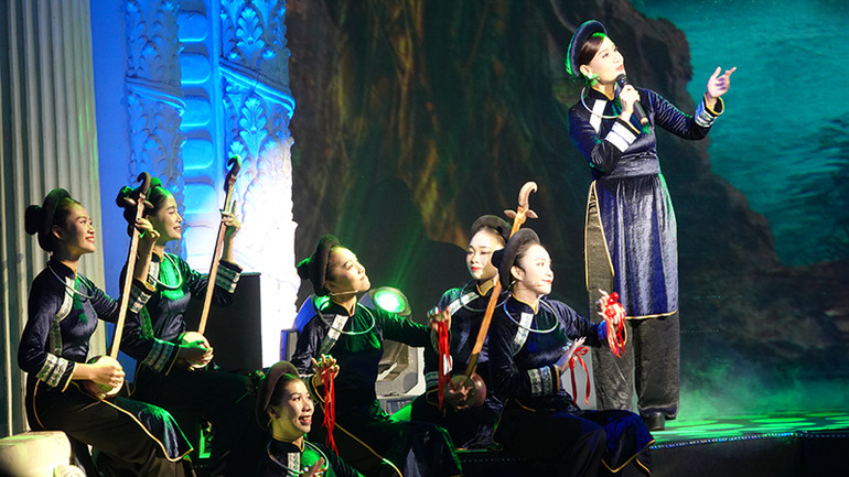 Ca sĩ Duyên Huyền trình bày ca khúc Tiếng hát giữa rừng Pắc Pó (sáng tác Nguyễn Tài Tuệ).