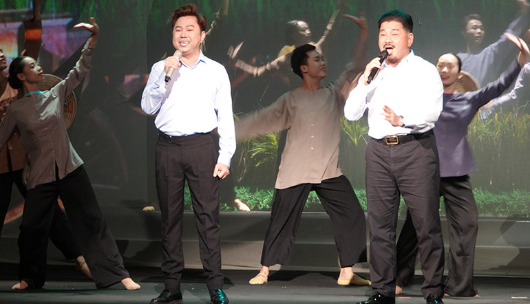 Ca sĩ Quốc Đại và Phó giáo sư, Tiến sĩ Lê Hành thể hiện ca khúc "Tình đất đỏ miền Đông".