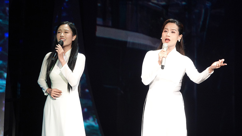 Ca sĩ Thanh Nguyên và Duyên Huyền trình bày ca khúc "Người mẹ Bàn Cờ" trong chương trình.