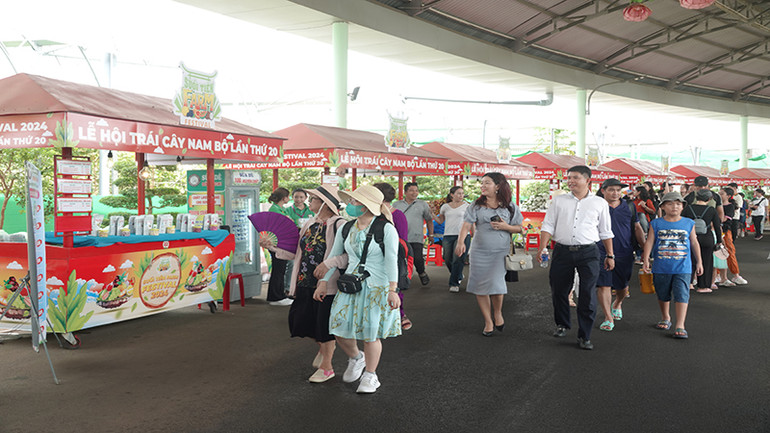 Đông đảo du khách đến Lễ hội trái cây Nam bộ lần thứ 20 trong ngày khai mạc.