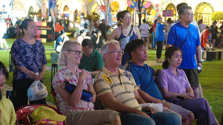 Du khách nước ngoài thích thú với chương trình “Miền di sản”. Du khách nước ngoài thích thú với chương trình “Miền di sản”.