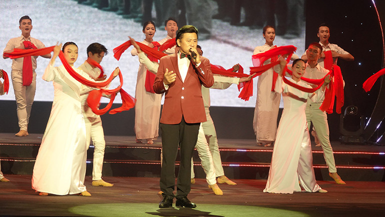 Nghệ sĩ Nhân Dân Tạ Minh Tâm trình bày ca khúc Người là niềm tin tất thắng (sáng tác Chu Minh).