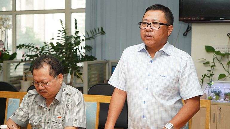 Đồng chí Lê Nam Tư, Vụ trưởng, Trưởng Cơ quan thường trực Báo Nhân Dân tại Thành phố Hồ Chí Minh thông tin về hoạt động của Báo Nhân Dân tại buổi làm việc. (Ảnh: Thế Anh)