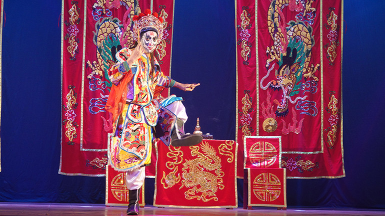 Nghệ sĩ Bảo Châu biểu diễn tiết mục "Điềm hương" trong nghi lễ đại bội.