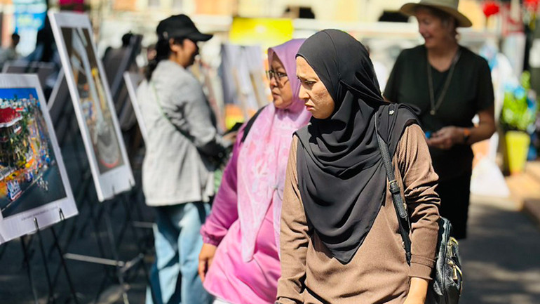 Khách nước ngoài tham quan triển lãm.