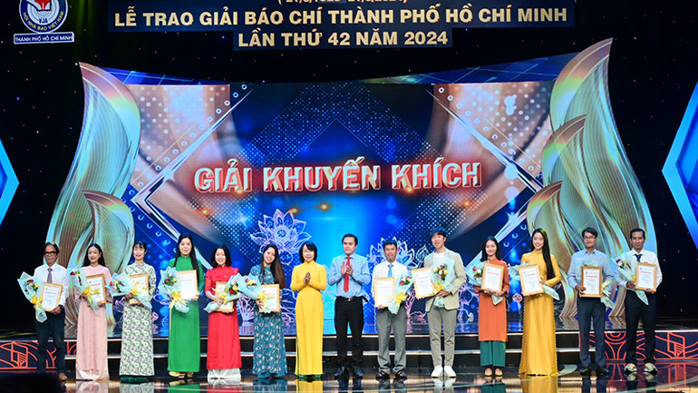 Trao Giải Khuyến khích cho các tác giả có tác phẩm đoạt giải.