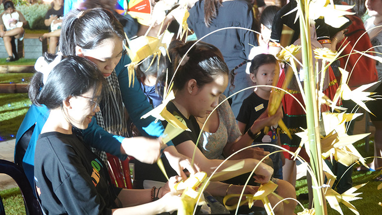 Hướng dẫn du khách tạo hình bằng lá dừa ngay tại Công viên Bến Bạch Đằng. Hướng dẫn du khách tạo hình bằng lá dừa ngay tại Công viên Bến Bạch Đằng.