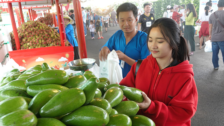 Du khách mua trái cây tại lễ hội.