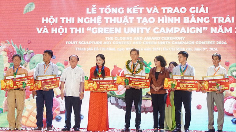 Trao giải cho các nghệ nhân đoạt giải bảng A.