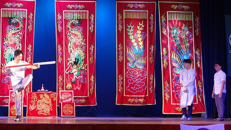 Khán giả trẻ tìm hiểu về vũ đạo của hát bội.