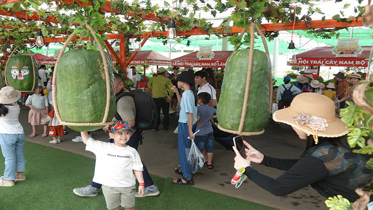 Giới thiệu trái cây khổng lồ tại Lễ hội trái cây Nam bộ lần thứ 20.