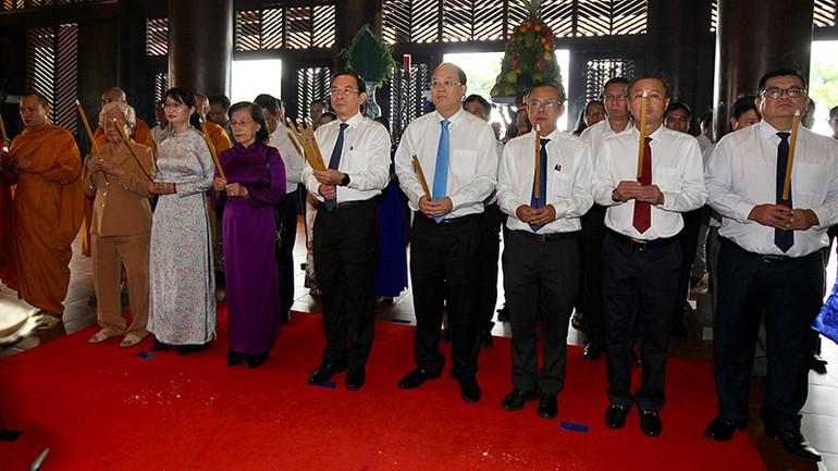 Các đại biểu dâng hương tưởng nhớ công lao Đức Lễ Thành hầu Nguyễn Hữu Cảnh. (Ảnh: Dũng Phương).