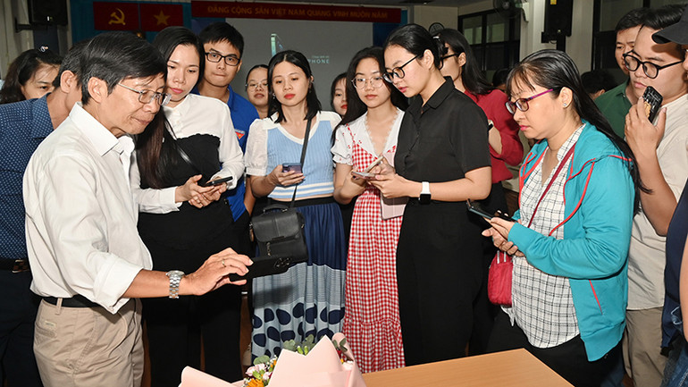 Nghệ sĩ nhiếp ảnh Hoàng Trung Thủy hướng dẫn kỹ thuật chụp ảnh nghệ thuật bằng điện thoại cho các học viên.