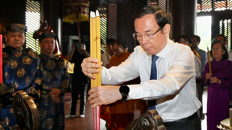 Đồng chí Nguyễn Văn Nên, Ủy viên Bộ Chính trị, Bí thư Thành ủy Thành phố Hồ Chí Minh dâng hương Đức Lễ Thành hầu Nguyễn Hữu Cảnh. (Ảnh: Dũng Phương).
