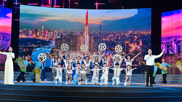 Tiết mục văn nghệ tại chương trình. (Ảnh Quốc Thanh)