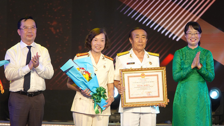 Lãnh đạo thành phố trao Bằng khen của Ủy ban nhân dân Thành phố Hồ Chí Minh cho các gia đình văn hóa-hạnh phúc tiêu biểu. Lãnh đạo thành phố trao Bằng khen của Ủy ban nhân dân Thành phố Hồ Chí Minh cho các gia đình văn hóa-hạnh phúc tiêu biểu.