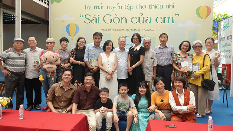 Các nhà thơ, nhà văn cùng bạn đọc chụp ảnh lưu niệm tại buổi giao lưu, ra mắt sách.