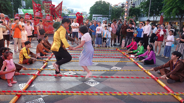 Nhiều trò chơi dân gian trong Ngày hội Thành phố Hồ Chí Minh. Nhiều trò chơi dân gian trong Ngày hội Thành phố Hồ Chí Minh.