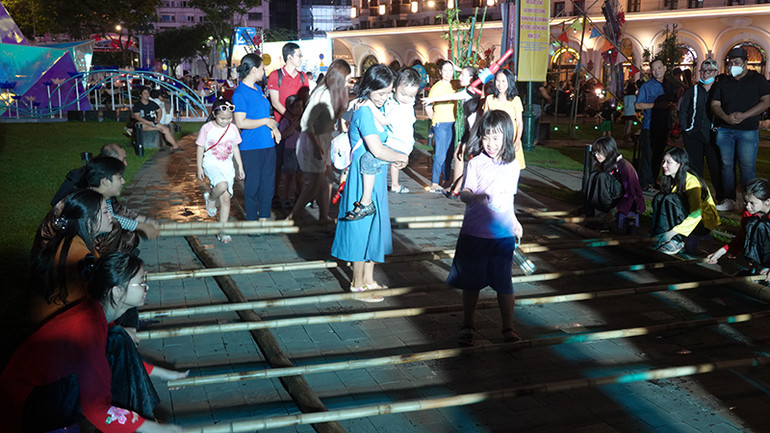 Người dân và du khách tham gia nhảy sạp. Người dân và du khách tham gia nhảy sạp.