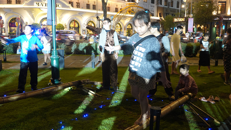 Các em thiếu nhi tham gia trò chơi đi qua cầu khỉ. Các em thiếu nhi tham gia trò chơi đi qua cầu khỉ.