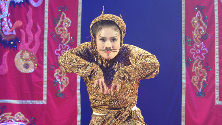 Nghệ sĩ hát bội diễn trích đoạn Hồ Nguyệt Cô hóa cáo.