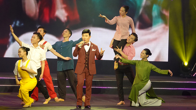 Ca sĩ Quang Linh trình bày ca khúc Mùa xuân trên quê hương (sáng tác Hoài Mai).