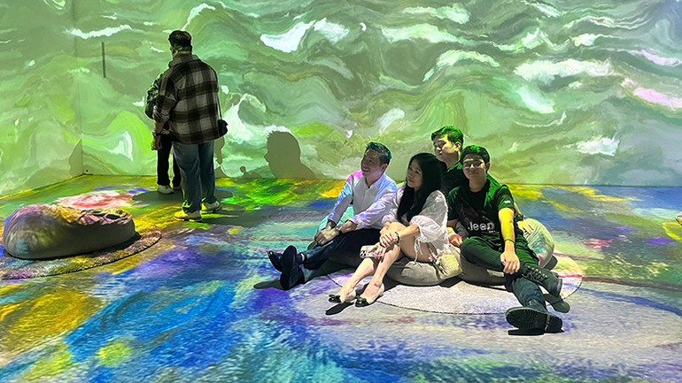 Nhiều bạn trẻ thích thú với những trải nghiệm mới mẻ tại triển lãm.