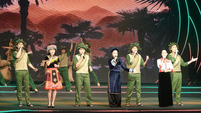 Các ca sĩ trình bày ca khúc Qua miền Tây Bắc (sáng tác Nguyễn Thành).