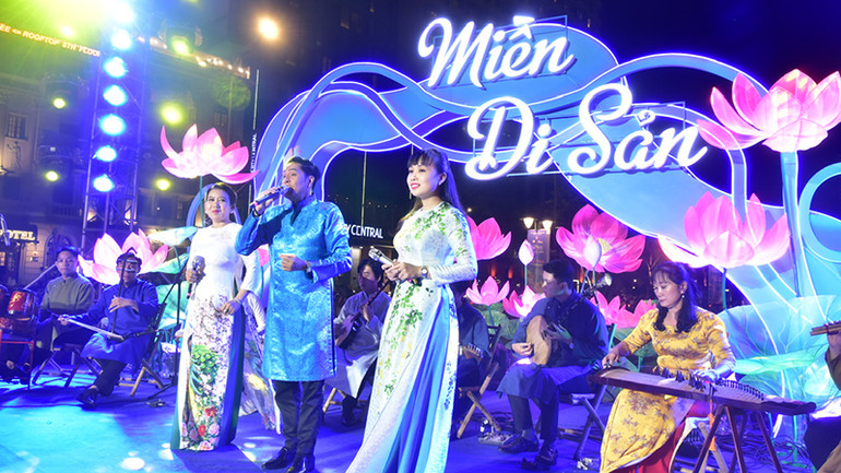 Các nghệ nhân biểu diễn nghệ thuật Đờn ca Tài tử Nam bộ. Các nghệ nhân biểu diễn nghệ thuật Đờn ca Tài tử Nam bộ.