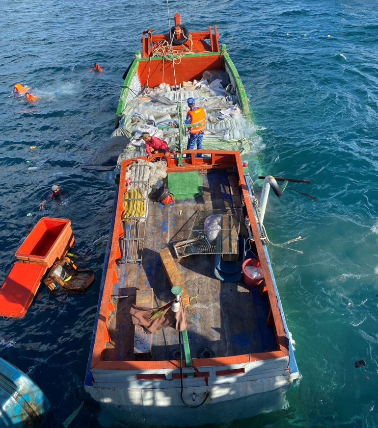 Nước vào quá nhiều nên tàu cá KG93096TS bị chìm trên biển. Nước vào quá nhiều nên tàu cá KG93096TS bị chìm trên biển.