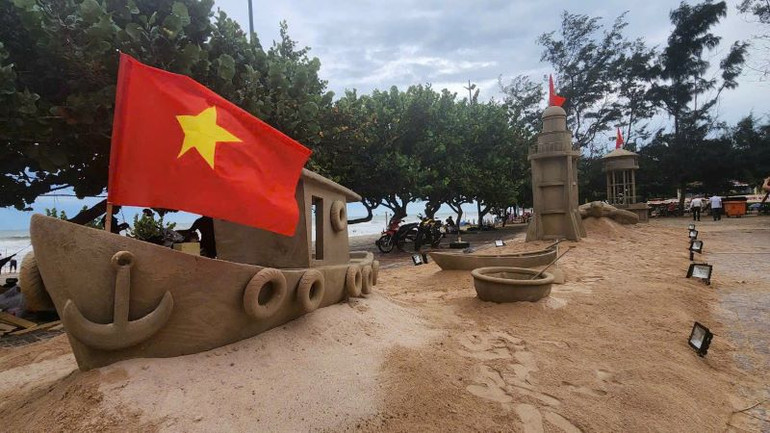 Nhiều mô hình trang trí ấn tượng tại Bãi Sau, thành phố Vũng Tàu.