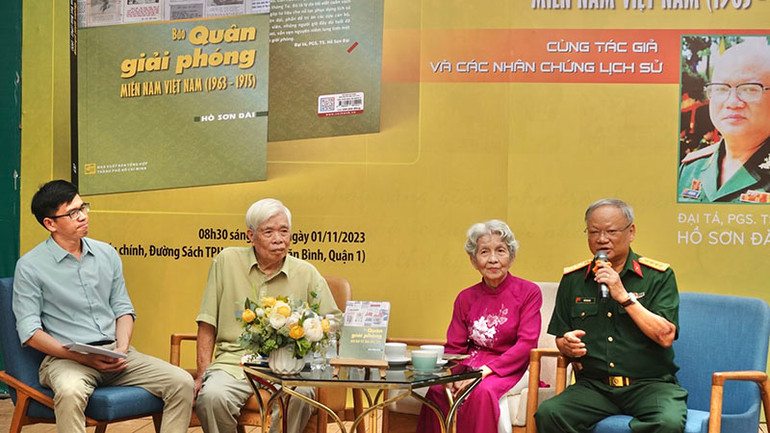 Các đại biểu trong buổi giao lưu ra mắt sách. Các đại biểu trong buổi giao lưu ra mắt sách.