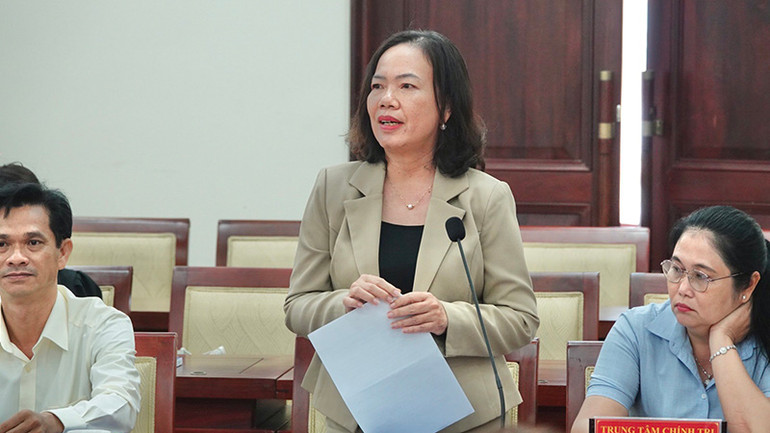 Tiến sĩ Lê Thị Hồng Hà, Học viện Cán bộ Thành phố phát biểu tại hội thảo.