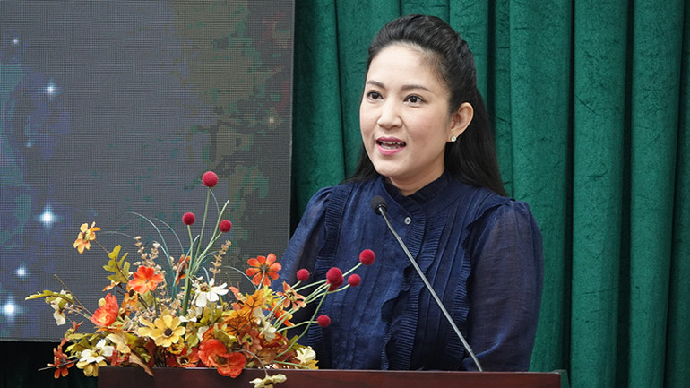 Nghệ sĩ Ưu tú Nguyễn Thị Thanh Thúy, Phó Giám đốc Sở Văn hóa và Thể thao Thành phố Hồ Chí Minh thông tin về liên hoan.
