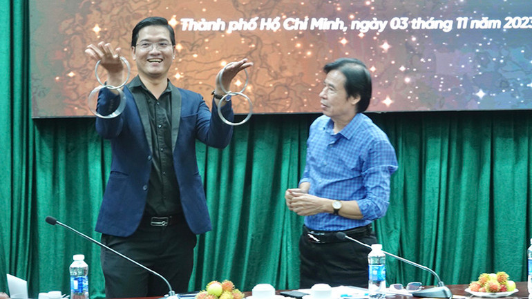 Nghệ sĩ Ảo thuật Mai Sơn (trái), Câu lạc bộ Ảo thuật Bình Dương biểu diễn tiết mục ảo thuật tại buổi họp báo.