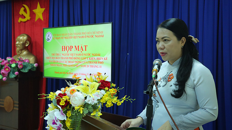 Bà Vũ Thị Huỳnh Mai, Chủ nhiệm Ủy ban về người Việt Nam ở nước ngoài Thành phố Hồ Chí Minh phát biểu tại buổi họp mặt.