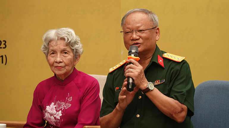 Đại tá, PGS, TS Hồ Sơn Đài (phải) chia sẻ về quá trình thực hiện cuốn sách. Đại tá, PGS, TS Hồ Sơn Đài (phải) chia sẻ về quá trình thực hiện cuốn sách.