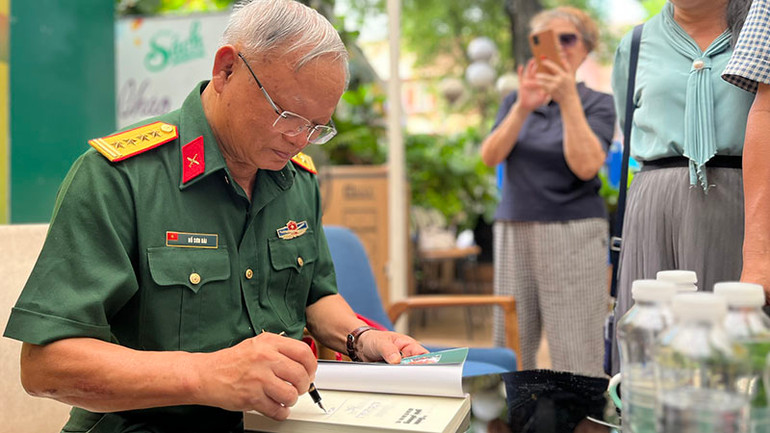 PGS, TS Hồ Sơn Đài ký tặng sách cho độc giả. PGS, TS Hồ Sơn Đài ký tặng sách cho độc giả.