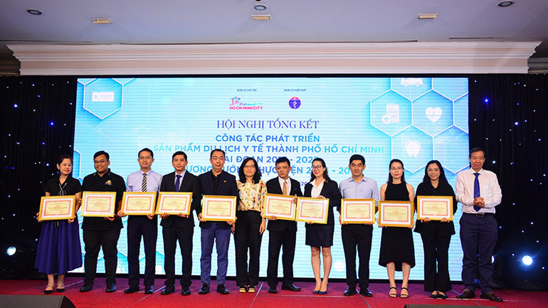 Khen thưởng cho các doanh nghiệp tích cực tham gia chương trình du lịch y tế.