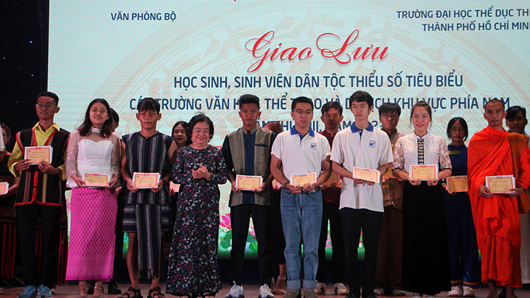 Đồng chí Trương Mỹ Hoa, nguyên Bí Thư Trung ương Đảng, nguyên Phó Chủ tịch nước trao học bổng Vừ A Dính cho các em học sinh, sinh viên.