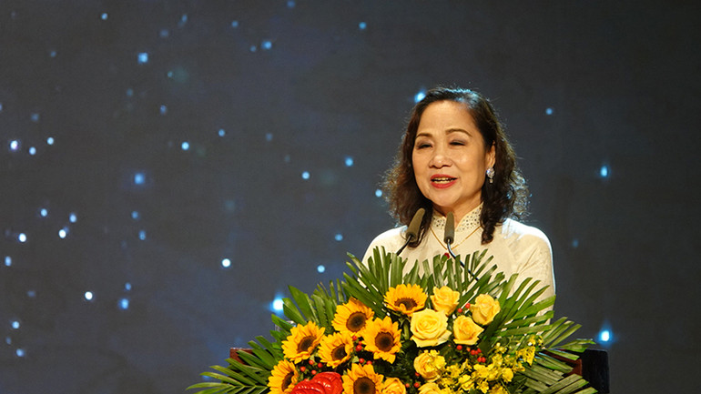 Nghệ sĩ Nhân dân Trịnh Thúy Mùi, Chủ tịch Hội Nghệ sĩ Sân khấu Việt Nam phát biểu bế mạc.