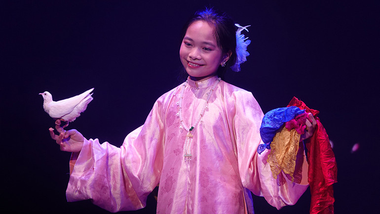 Nghệ sĩ Ngô Cát Tường (Đà Nẵng) nhận giải Tài năng trẻ triển vọng.