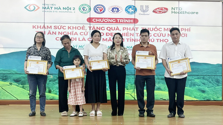 Trao tặng Bằng khen và Kỷ niệm chương cho các gia đình đã có nghĩa cử cao đẹp hiến tặng mô, tạng cứu người tại chương trình.