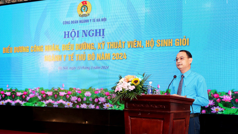 Chủ tịch Công đoàn ngành y tế Hà Nội Trịnh Tố Tâm phát biểu ý kiến tại hội nghị.