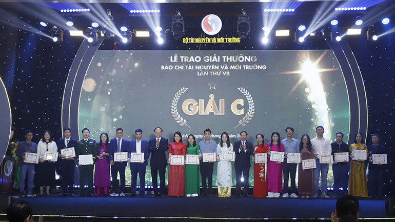 Lãnh đạo Bộ Tài nguyên và Môi trường trao Giải thưởng cho các tác giả đoạt giải