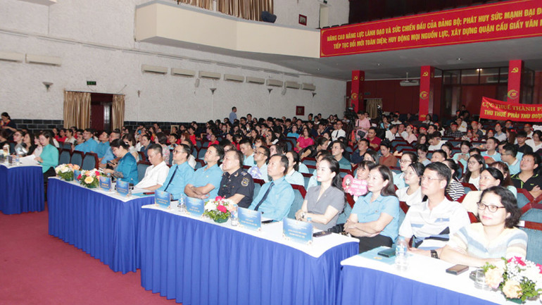 Các đại biểu dự Hội thi "Công đoàn Hà Nội - Hành trình xây dựng và phát triển" Cụm thi đua số 8.