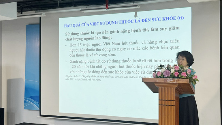 Thạc sĩ Phan Thị Hải trao đổi, chia sẻ thông tin tại hội nghị.