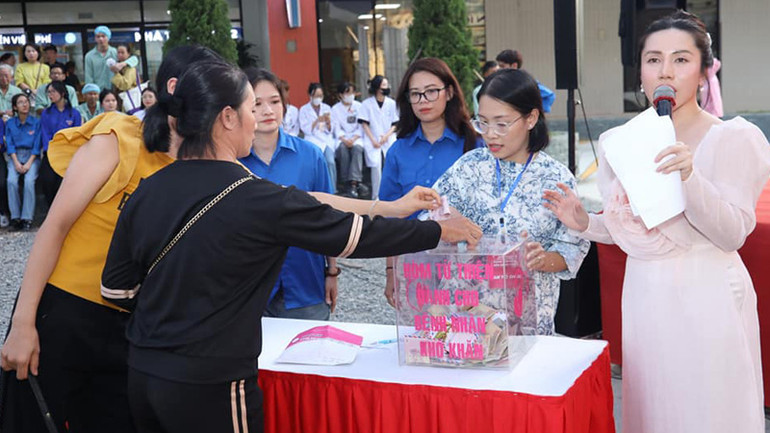 Đông đảo khán giả dự Chương trình tham gia công tác từ thiện. Đông đảo khán giả dự Chương trình tham gia công tác từ thiện.