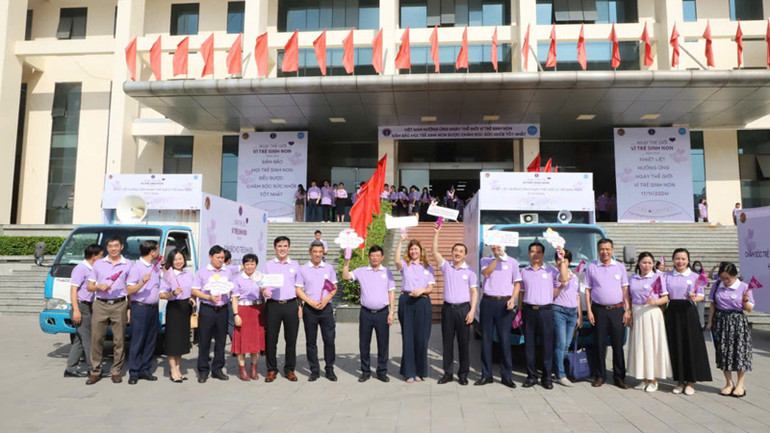 Các đại biểu tham gia diễu hành hưởng ứng Ngày thế giới vì trẻ sinh non.